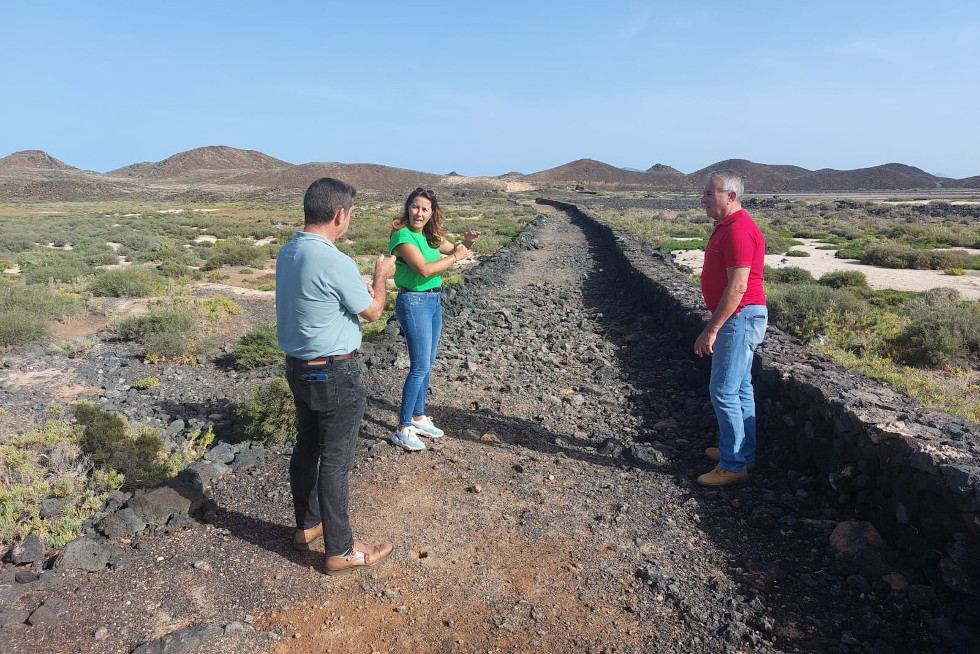 El Cabildo mejora el sendero del Islote de Lobos con la instalación de una pasarela